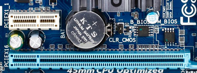 En haut (en blanc) : un port PCIe 2.0 x1. En bas (en bleu) : un port PCIe 2.0 x16.